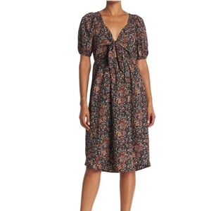 Paisley Puff Sleeve, Tie Front, Midi Dress
COLLECTIVE CONCEPTS, Small